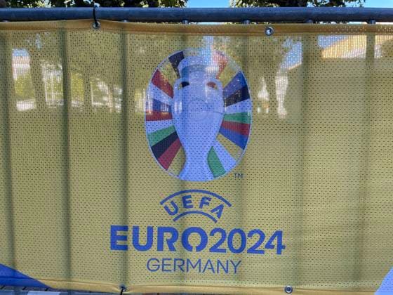 Logo der EM2024 an den Absperrungen bei der Auslosung der Qualifikationsgruppen zur Europameisterschaft 2024 in der Frankfurter Festhalle - Frankfurt 09.10.2022: EURO2024 Qualifying Draw EM 2024 Auslosung der Qualifikationsgruppen, Festhalle Frankfurt