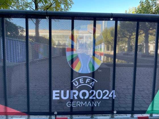 Logo der EM2024 an den Absperrungen bei der Auslosung der Qualifikationsgruppen zur Europameisterschaft 2024 in der Frankfurter Festhalle - Frankfurt 09.10.2022: EURO2024 Qualifying Draw EM 2024 Auslosung der Qualifikationsgruppen, Festhalle Frankfurt