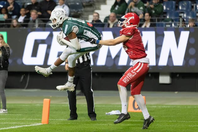 Potsdam Royals - Schwäbisch Hall Unicorns, German Bowl XLIII Touchdown für die Unicorns. Aurieus Minton (Unicorns, 18) fängt den Pass seines Quaterbacks in der Luft, rechts kann Jonas Gacek (Royals, 19) nicht mehr eingreifen. Finale der erima GFL zwischen den Potsdam Royals und den Schwäbisch Hall Unicorns am 8. Oktober 2022 im Deutsche Bank Park in Frankfurt am Main., Frankfurt am Main Hessen Deutschland Deutsche Bank Park