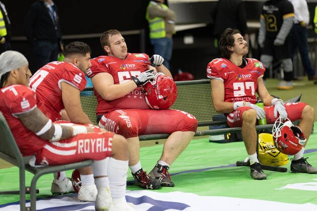 Potsdam Royals - Schwäbisch Hall Unicorns, German Bowl XLIII Große Enttäuschung bei den Potsdam Royals nach der Niederlage. Finale der erima GFL zwischen den Potsdam Royals und den Schwäbisch Hall Unicorns am 8. Oktober 2022 im Deutsche Bank Park in Frankfurt am Main., Frankfurt am Main Hessen Deutschland Deutsche Bank Park