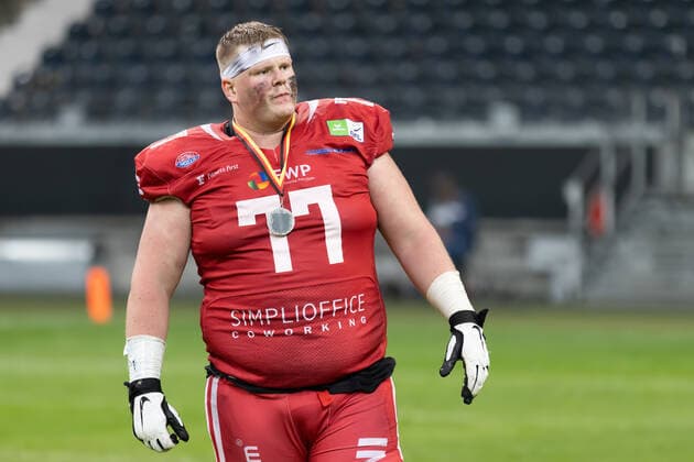 Potsdam Royals - Schwäbisch Hall Unicorns, German Bowl XLIII Auch mit der Silbermedaille um den Hals ist Stefan Stefansson (Royals, 77) untröstlich und schaut enttäuscht den feiernden Unicorns zu. Finale der erima GFL zwischen den Potsdam Royals und den Schwäbisch Hall Unicorns am 8. Oktober 2022 im Deutsche Bank Park in Frankfurt am Main., Frankfurt am Main Hessen Deutschland Deutsche Bank Park