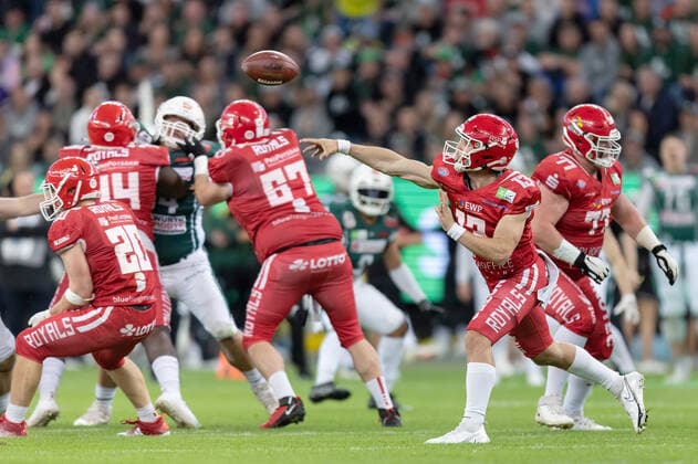 Potsdam Royals - Schwäbisch Hall Unicorns, German Bowl XLIII Quarterback Robert Patterson IV (Royals, 13). Finale der erima GFL zwischen den Potsdam Royals und den Schwäbisch Hall Unicorns am 8. Oktober 2022 im Deutsche Bank Park in Frankfurt am Main., Frankfurt am Main Hessen Deutschland Deutsche Bank Park