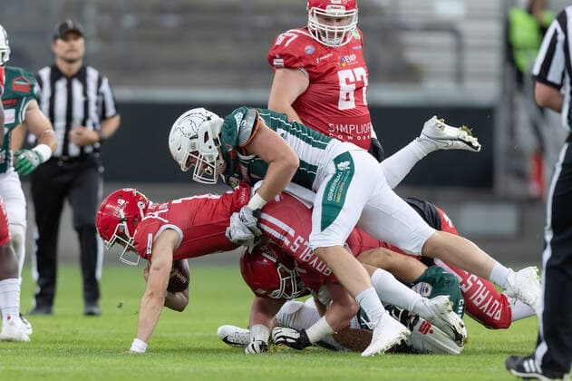 Potsdam Royals - Schwäbisch Hall Unicorns, German Bowl XLIII Jähes Ende des Laufspiels von Quarterback Robert Patterson IV (Royals, 13). Finale der erima GFL zwischen den Potsdam Royals und den Schwäbisch Hall Unicorns am 8. Oktober 2022 im Deutsche Bank Park in Frankfurt am Main., Frankfurt am Main Hessen Deutschland Deutsche Bank Park