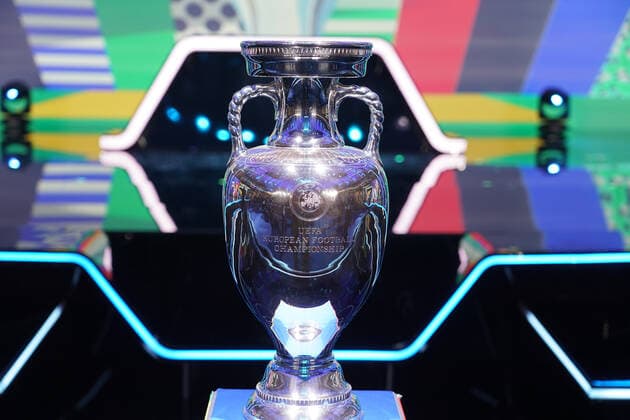 Henri-Delaunay-Pokal auf der Bühne bei der Auslosung der Qualifikationsgruppen zur Europameisterschaft 2024 in der Frankfurter Festhalle - Frankfurt 09.10.2022: EURO2024 Qualifying Draw EM 2024 Auslosung der Qualifikationsgruppen, Festhalle Frankfurt