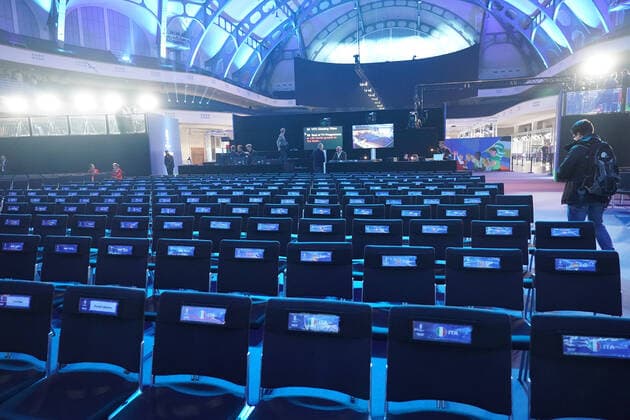Plätze Delegationen bei der Auslosung der Qualifikationsgruppen zur Europameisterschaft 2024 in der Frankfurter Festhalle - Frankfurt 09.10.2022: EURO2024 Qualifying Draw EM 2024 Auslosung der Qualifikationsgruppen, Festhalle Frankfurt