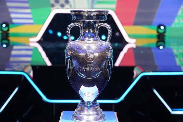 Henri-Delaunay-Pokal auf der Bühne bei der Auslosung der Qualifikationsgruppen zur Europameisterschaft 2024 in der Frankfurter Festhalle - Frankfurt 09.10.2022: EURO2024 Qualifying Draw EM 2024 Auslosung der Qualifikationsgruppen, Festhalle Frankfurt