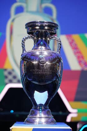 Henri-Delaunay-Pokal auf der Bühne bei der Auslosung der Qualifikationsgruppen zur Europameisterschaft 2024 in der Frankfurter Festhalle - Frankfurt 09.10.2022: EURO2024 Qualifying Draw EM 2024 Auslosung der Qualifikationsgruppen, Festhalle Frankfurt