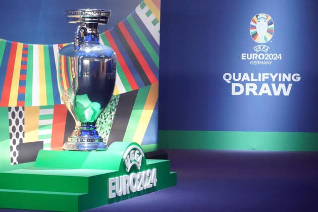 Sport Bilder des Tages Empfangsbereich vor dem Saal bei der Auslosung der Qualifikationsgruppen zur Europameisterschaft 2024 in der Frankfurter Festhalle - Frankfurt 09.10.2022: EURO2024 Qualifying Draw EM 2024 Auslosung der Qualifikationsgruppen, Festhalle Frankfurt