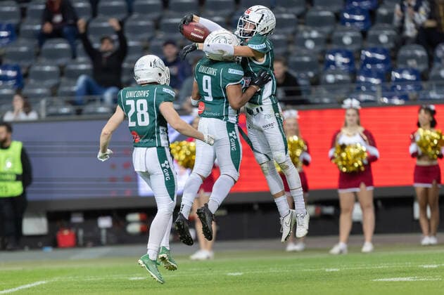 Potsdam Royals - Schwäbisch Hall Unicorns, German Bowl XLIII Giuseppe Della Vecchia (Unicorns, 9) und Jan Klenk (Unicorns, 28) bejubeln die Aktion von Alex Spillum (Unicorns, 2). Finale der erima GFL zwischen den Potsdam Royals und den Schwäbisch Hall Unicorns am 8. Oktober 2022 im Deutsche Bank Park in Frankfurt am Main., Frankfurt am Main Hessen Deutschland Deutsche Bank Park