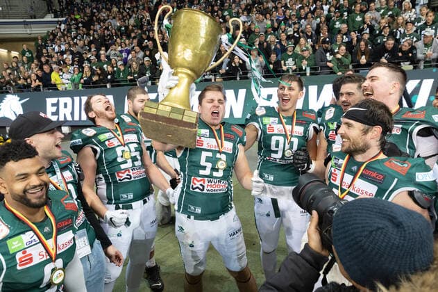 Potsdam Royals - Schwäbisch Hall Unicorns, German Bowl XLIII Hagen Krauß (Unicorns, 53) präsentiert jubelnd den Pokal. Finale der erima GFL zwischen den Potsdam Royals und den Schwäbisch Hall Unicorns am 8. Oktober 2022 im Deutsche Bank Park in Frankfurt am Main., Frankfurt am Main Hessen Deutschland Deutsche Bank Park