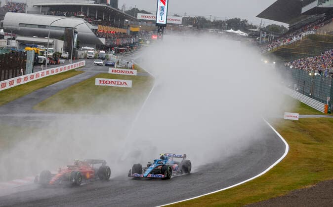Start, 55 Carlos Sainz (ESP, Scuderia Ferrari), 31 Esteban Ocon (FRA, BWT Alpine F1 Team), F1 Grand Prix of Japan at Suzuka International Racing Course on October 9, 2022 in Suzuka, Japan. (Photo by HOCH ZWEI) Suzuka Japan