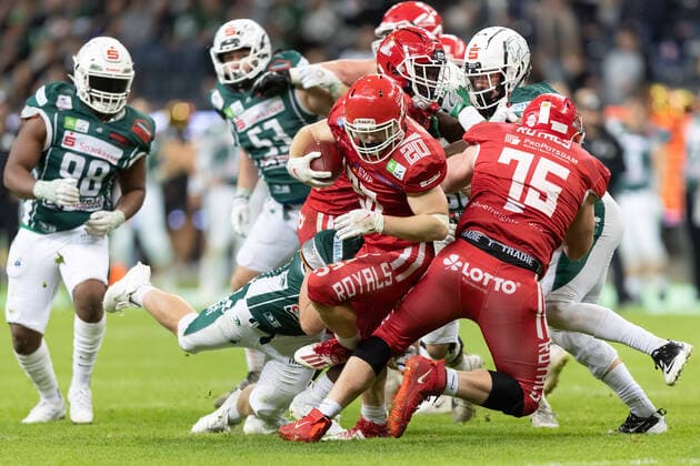Potsdam Royals - Schwäbisch Hall Unicorns, German Bowl XLIII Der Lauf von Karri Pajarinen (Royals, 20) endet beim eigenen Mitspieler Brendan Oswin (Royals, 75), über den er stolpert und zu Fall kommt. Finale der erima GFL zwischen den Potsdam Royals und den Schwäbisch Hall Unicorns am 8. Oktober 2022 im Deutsche Bank Park in Frankfurt am Main., Frankfurt am Main Hessen Deutschland Deutsche Bank Park