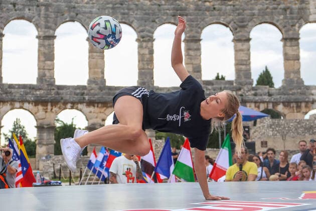 Bilder des Jahres, Sport 10 Oktober Sport Themen der Woche KW40 PXL_Red Bull Street Style 2022 World Final The world finals of Red Bull Street Style, the technique competition with the ball, held in the Arena in Pula, Croatia on October 8, 2022. SreckoxNiketic PIXSELL