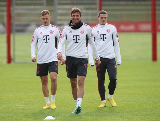 Sport Bilder des Tages München, Deutschland 09. Oktober 2022: Fussball, Herren, Saison 2022 2023, FC Bayern München, Säbener Strasse, Trainingsgelände, Training Joshua Kimmich (FC Bayern München) (li.) mit Thomas Müller, Mueller (FC Bayern München) (mitte) und Marcel Sabitzer (FC Bayern München) (re.)