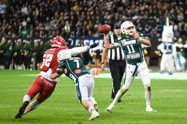 Reilly Hennessey Potsdam Royals vs. Schwäbisch Hall Unicorns German Bowl Spielfotos 08.10.2022 Reilly Hennessey (11, Quarterback Schwäbisch Hall Unicorns) Potsdam Royals (Nordmeister) gegen Schwäbisch Hall Unicorns (Südmeister) beim ERIMA German Bowl am 08. Oktober 2022 in Frankfurt Main (Hessen, Deutschland) im Deutsche Bank Park (Frankfurter Waldstadion). Finale der German Football League (GFL) um den Titel des Deutschen Meisters im American Football. Schwäbisch Hall Unicorns gewinnen den German Bowl mit 44:27 gegen Potsdam Royals vor 9.637 Zuschauern und sind Deutscher Football Meister.