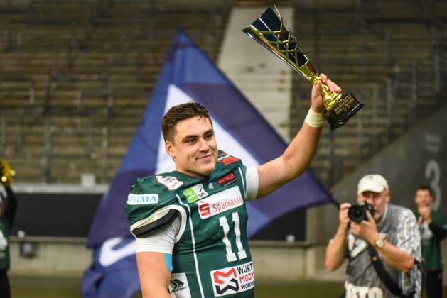 Reilly Hennessey Potsdam Royals vs. Schwäbisch Hall Unicorns German Bowl Spielfotos 08.10.2022 Reilly Hennessey (11, Quarterback Schwäbisch Hall Unicorns) mit Pokal. Potsdam Royals (Nordmeister) gegen Schwäbisch Hall Unicorns (Südmeister) beim ERIMA German Bowl am 08. Oktober 2022 in Frankfurt Main (Hessen, Deutschland) im Deutsche Bank Park (Frankfurter Waldstadion). Finale der German Football League (GFL) um den Titel des Deutschen Meisters im American Football. Schwäbisch Hall Unicorns gewinnen den German Bowl mit 44:27 gegen Potsdam Royals vor 9.637 Zuschauern und sind Deutscher Football Meister.