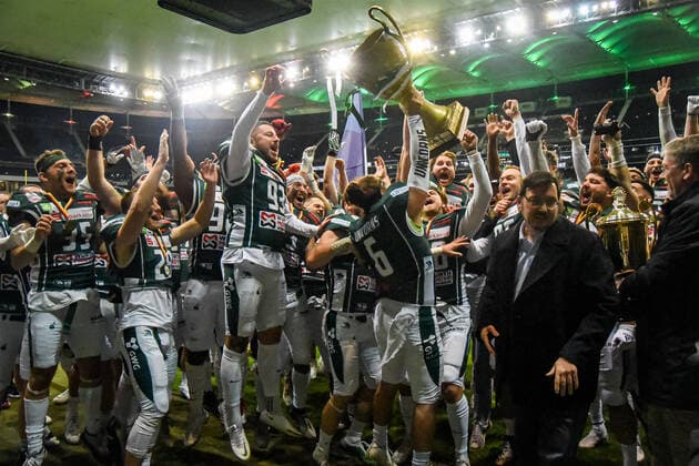 Schwäbisch Hall Unicorns gewinnen German Bowl 08.10.2022 Mannschaftsfoto, Jubel, Siegerehrung, Feier, Pokalübergabe Schwäbisch Hall Unicorns gewinnen den German Bowl mit 44:27 gegen Potsdam Royals und sind Deutscher Football Meister. Potsdam Royals (Nordmeister) gegen Schwäbisch Hall Unicorns (Südmeister) beim ERIMA German Bowl am 08. Oktober 2022 in Frankfurt Main (Hessen, Deutschland) im Deutsche Bank Park (Frankfurter Waldstadion). Finale der German Football League (GFL) um den Titel des Deutschen Meisters im American Football vor 9.637 Zuschauern.