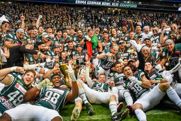 Schwäbisch Hall Unicorns gewinnen German Bowl 08.10.2022 Mannschaftsfoto, Jubel, Siegerehrung, Feier, Pokalübergabe Schwäbisch Hall Unicorns gewinnen den German Bowl mit 44:27 gegen Potsdam Royals und sind Deutscher Football Meister. Potsdam Royals (Nordmeister) gegen Schwäbisch Hall Unicorns (Südmeister) beim ERIMA German Bowl am 08. Oktober 2022 in Frankfurt Main (Hessen, Deutschland) im Deutsche Bank Park (Frankfurter Waldstadion). Finale der German Football League (GFL) um den Titel des Deutschen Meisters im American Football vor 9.637 Zuschauern.