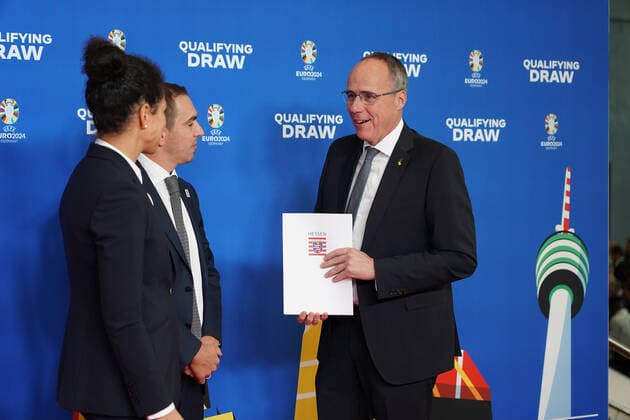 EM-Botschafter Philipp Lahm und Celia Sasic mit Hessens Innenminister Peter Beuth bei der Auslosung der Qualifikationsgruppen zur Europameisterschaft 2024 in der Frankfurter Festhalle - Frankfurt 09.10.2022: EURO2024 Qualifying Draw EM 2024 Auslosung der Qualifikationsgruppen, Festhalle Frankfurt