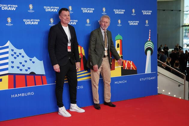 Thomas Helmer, Paul Breitner bei der Auslosung der Qualifikationsgruppen zur Europameisterschaft 2024 in der Frankfurter Festhalle - Frankfurt 09.10.2022: EURO2024 Qualifying Draw EM 2024 Auslosung der Qualifikationsgruppen, Festhalle Frankfurt