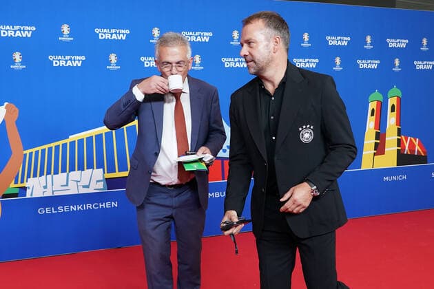 Bundestrainer Hansi Flick (Deutschland Germany) und Frankfurts Bürgermeister Peter Feldmann mal wieder mit einem Faux pas mit Kaffeetasse auf dem Roten Teppich zur Auslosung der Qualifikationsgruppen zur Europameisterschaft 2024 in der Frankfurter Festhalle - Frankfurt 09.10.2022: EURO2024 Qualifying Draw EM 2024 Auslosung der Qualifikationsgruppen, Festhalle Frankfurt