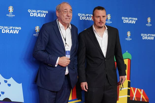Präsident peter Fischer und Alex Meier (Eintracht), Auslosung der Qualifikationsgruppen zur Europameisterschaft 2024 in der Frankfurter Festhalle - Frankfurt 09.10.2022: EURO2024 Qualifying Draw EM 2024 Auslosung der Qualifikationsgruppen, Festhalle Frankfurt