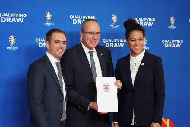 EM-Botschafter Philipp Lahm und Celia Sasic mit Hessens Innenminister Peter Beuth bei der Auslosung der Qualifikationsgruppen zur Europameisterschaft 2024 in der Frankfurter Festhalle - Frankfurt 09.10.2022: EURO2024 Qualifying Draw EM 2024 Auslosung der Qualifikationsgruppen, Festhalle Frankfurt