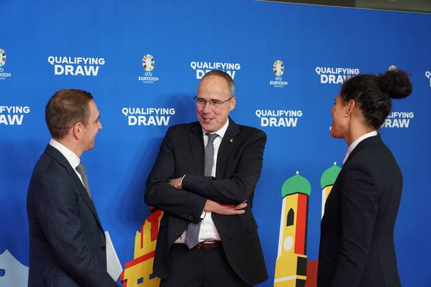 EM-Botschafter Philipp Lahm und Celia Sasic mit Ralf Rangnick (Trainer Österreich) bei der Auslosung der Qualifikationsgruppen zur Europameisterschaft 2024 in der Frankfurter Festhalle - Frankfurt 09.10.2022: EURO2024 Qualifying Draw EM 2024 Auslosung der Qualifikationsgruppen, Festhalle Frankfurt