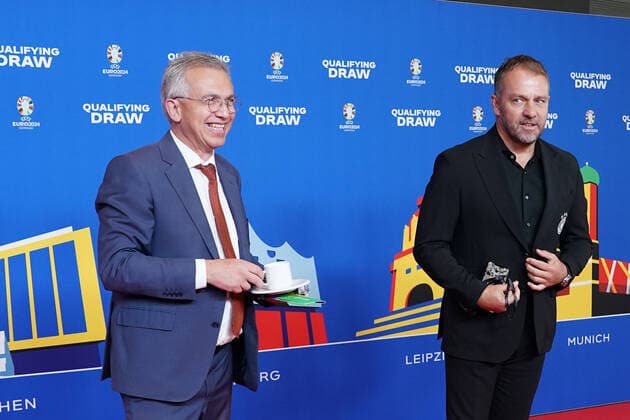 Bundestrainer Hansi Flick (Deutschland Germany) und Frankfurts Bürgermeister Peter Feldmann mal wieder mit einem Faux pas mit Kaffeetasse auf dem Roten Teppich zur Auslosung der Qualifikationsgruppen zur Europameisterschaft 2024 in der Frankfurter Festhalle - Frankfurt 09.10.2022: EURO2024 Qualifying Draw EM 2024 Auslosung der Qualifikationsgruppen, Festhalle Frankfurt