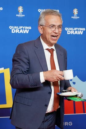 Bundestrainer Hansi Flick (Deutschland Germany) und Frankfurts Bürgermeister Peter Feldmann mal wieder mit einem Faux pas mit Kaffeetasse auf dem Roten Teppich zur Auslosung der Qualifikationsgruppen zur Europameisterschaft 2024 in der Frankfurter Festhalle - Frankfurt 09.10.2022: EURO2024 Qualifying Draw EM 2024 Auslosung der Qualifikationsgruppen, Festhalle Frankfurt