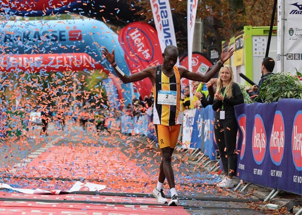 Bilder des Jahres, Sport 10 Oktober Sport Themen der Woche KW40 Sport Bilder des Tages RUNNING - Graz Marathon 2022 GRAZ,AUSTRIA,09.OCT.22 - RUNNING - Graz Marathon. Image shows the rejoicing of Georg Nyamori Onyancha (KEN).  GEPAxpictures xWolfgangxGrebien