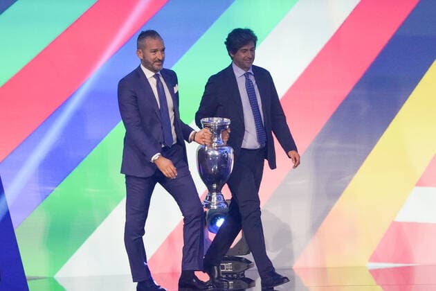 Henri-Delaunay-Pokal wird gebracht von Gianluca Zambrotta (l) und Demetrio Albertini (r) bei der Auslosung der Qualifikationsgruppen zur Europameisterschaft 2024 in der Frankfurter Festhalle - Frankfurt 09.10.2022: EURO2024 Qualifying Draw EM 2024 Auslosung der Qualifikationsgruppen, Festhalle Frankfurt