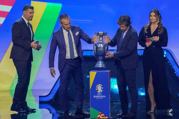 Henri-Delaunay-Pokal wird gebracht von Gianluca Zambrotta (l) und Demetrio Albertini (r) bei der Auslosung der Qualifikationsgruppen zur Europameisterschaft 2024 in der Frankfurter Festhalle - Frankfurt 09.10.2022: EURO2024 Qualifying Draw EM 2024 Auslosung der Qualifikationsgruppen, Festhalle Frankfurt