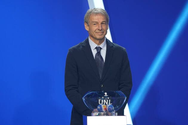 Jürgen Klinsmann (Deutschland) am Lostopf der UEFA Nations League bei der Auslosung der Qualifikationsgruppen zur Europameisterschaft 2024 in der Frankfurter Festhalle - Frankfurt 09.10.2022: EURO2024 Qualifying Draw EM 2024 Auslosung der Qualifikationsgruppen, Festhalle Frankfurt