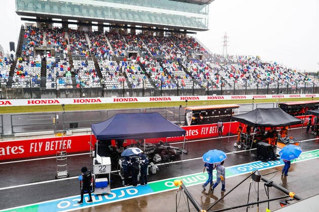 22 TSUNODA Yuki (jap), Scuderia AlphaTauri AT03, in the pitlane during red flag, drapeau rouge during the Formula 1 Honda Japanese Grand Prix 2022, 18th round of the 2022 FIA Formula One World Championship, WM, Weltmeisterschaft from October 7 to 9, 2022 on the Suzuka International Racing Course, in Suzuka, Mie Prefecture, Japan - F1 - JAPANESE GRAND PRIX 2022 - RACE DPPI Panoramic 00122042__V2_8359