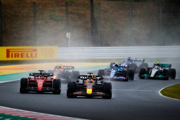 01 VERSTAPPEN Max (nld), Red Bull Racing RB18, 16 LECLERC Charles (mco), Scuderia Ferrari F1-75, action during the Formula 1 Honda Japanese Grand Prix 2022, 18th round of the 2022 FIA Formula One World Championship, WM, Weltmeisterschaft from October 7 to 9, 2022 on the Suzuka International Racing Course, in Suzuka, Mie Prefecture, Japan - F1 - JAPANESE GRAND PRIX 2022 - RACE DPPI Panoramic 00122042__V2_8547