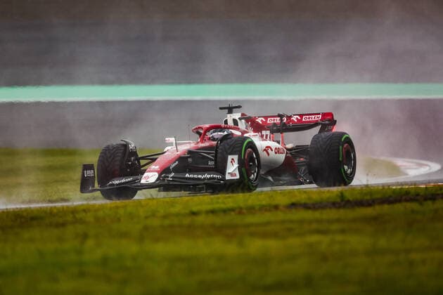 77 BOTTAS Valtteri (fin), Alfa Romeo F1 Team ORLEN C42, action during the Formula 1 Honda Japanese Grand Prix 2022, 18th round of the 2022 FIA Formula One World Championship, WM, Weltmeisterschaft from Octobre 7 to 9, 2022 on the Suzuka International Racing Course, in Suzuka, Mie Prefecture, Japan - F1 - JAPANESE GRAND PRIX 2022 - RACE DPPI Panoramic  20221009_GOOD3823