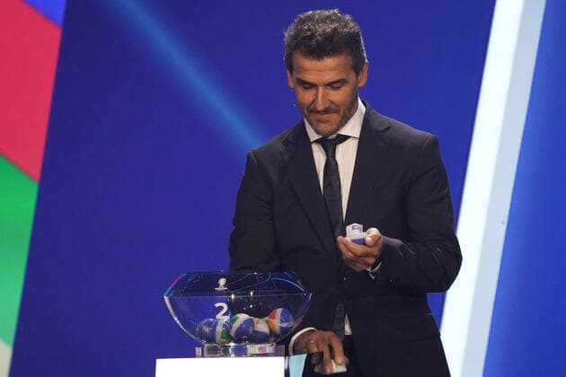 Karl-Heinz Riedle zieht Schottland aus dem Lostopf 2 bei der Auslosung der Qualifikationsgruppen zur Europameisterschaft 2024 in der Frankfurter Festhalle - Frankfurt 09.10.2022: EURO2024 Qualifying Draw EM 2024 Auslosung der Qualifikationsgruppen, Festhalle Frankfurt