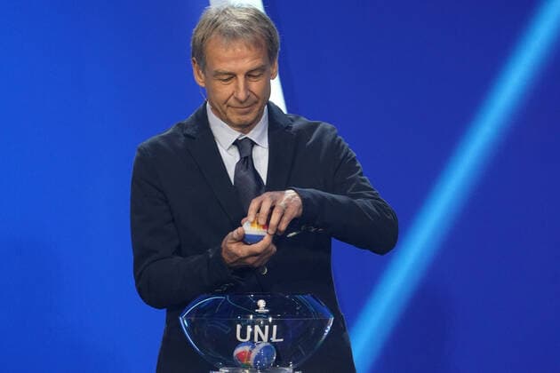 Jürgen Klinsmann (Deutschland) am Lostopf der UEFA Nations League bei der Auslosung der Qualifikationsgruppen zur Europameisterschaft 2024 in der Frankfurter Festhalle - Frankfurt 09.10.2022: EURO2024 Qualifying Draw EM 2024 Auslosung der Qualifikationsgruppen, Festhalle Frankfurt