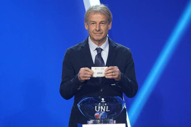 Jürgen Klinsmann (Deutschland) zieht Spanien am Lostopf der UEFA Nations League bei der Auslosung der Qualifikationsgruppen zur Europameisterschaft 2024 in der Frankfurter Festhalle - Frankfurt 09.10.2022: EURO2024 Qualifying Draw EM 2024 Auslosung der Qualifikationsgruppen, Festhalle Frankfurt