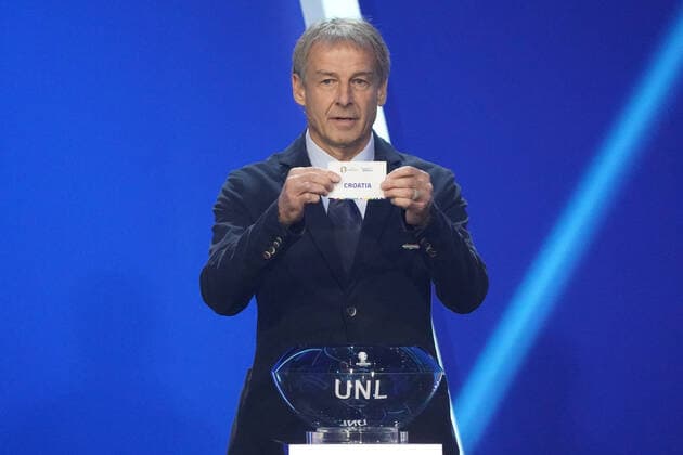 Jürgen Klinsmann (Deutschland) zieht Kroatien aus dem Lostopf der UEFA Nations League bei der Auslosung der Qualifikationsgruppen zur Europameisterschaft 2024 in der Frankfurter Festhalle - Frankfurt 09.10.2022: EURO2024 Qualifying Draw EM 2024 Auslosung der Qualifikationsgruppen, Festhalle Frankfurt