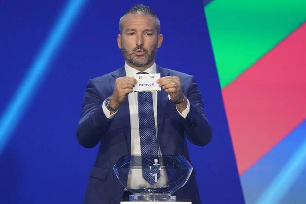 Gianluca Zambrotta (Italien) zieht Portugal aus dem Lostopf 1 bei der Auslosung der Qualifikationsgruppen zur Europameisterschaft 2024 in der Frankfurter Festhalle - Frankfurt 09.10.2022: EURO2024 Qualifying Draw EM 2024 Auslosung der Qualifikationsgruppen, Festhalle Frankfurt