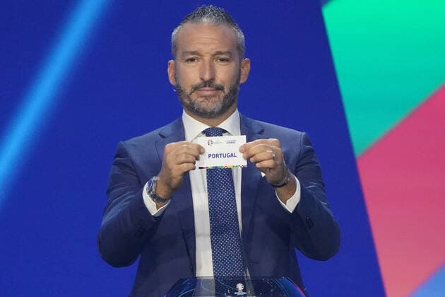 Gianluca Zambrotta (Italien) zieht Portugal aus dem Lostopf 1 bei der Auslosung der Qualifikationsgruppen zur Europameisterschaft 2024 in der Frankfurter Festhalle - Frankfurt 09.10.2022: EURO2024 Qualifying Draw EM 2024 Auslosung der Qualifikationsgruppen, Festhalle Frankfurt