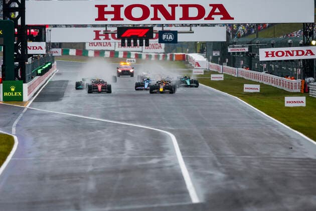Start, 16 Charles Leclerc (MCO, Scuderia Ferrari), 1 Max Verstappen (NLD, Oracle Red Bull Racing), F1 Grand Prix of Japan at Suzuka International Racing Course on October 9, 2022 in Suzuka, Japan. (Photo by HOCH ZWEI) Suzuka Japan