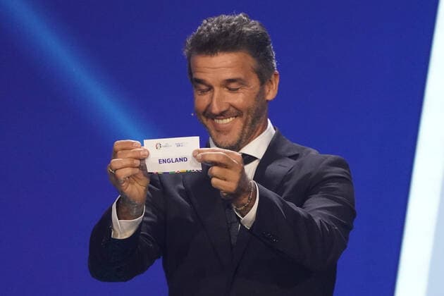 Karl-Heinz Riedle zieht England aus dem Lostopf 2 bei der Auslosung der Qualifikationsgruppen zur Europameisterschaft 2024 in der Frankfurter Festhalle - Frankfurt 09.10.2022: EURO2024 Qualifying Draw EM 2024 Auslosung der Qualifikationsgruppen, Festhalle Frankfurt