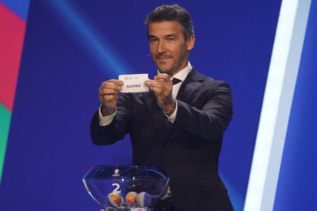 Karl-Heinz Riedle zieht Österreich aus dem Lostopf 2 bei der Auslosung der Qualifikationsgruppen zur Europameisterschaft 2024 in der Frankfurter Festhalle - Frankfurt 09.10.2022: EURO2024 Qualifying Draw EM 2024 Auslosung der Qualifikationsgruppen, Festhalle Frankfurt