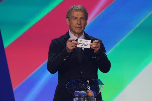 Jürgen Klinsmann (Deutschland) zieht Irland aus dem Lostopf 3 bei der Auslosung der Qualifikationsgruppen zur Europameisterschaft 2024 in der Frankfurter Festhalle - Frankfurt 09.10.2022: EURO2024 Qualifying Draw EM 2024 Auslosung der Qualifikationsgruppen, Festhalle Frankfurt
