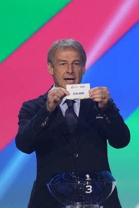 Jürgen Klinsmann (Deutschland) zieht Island aus dem Lostopf 3 bei der Auslosung der Qualifikationsgruppen zur Europameisterschaft 2024 in der Frankfurter Festhalle - Frankfurt 09.10.2022: EURO2024 Qualifying Draw EM 2024 Auslosung der Qualifikationsgruppen, Festhalle Frankfurt