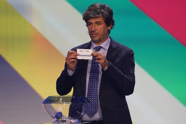 Demetrio Albertini (Italien) zieht Kasachstan aus dem Lostopf 4 bei der Auslosung der Qualifikationsgruppen zur Europameisterschaft 2024 in der Frankfurter Festhalle - Frankfurt 09.10.2022: EURO2024 Qualifying Draw EM 2024 Auslosung der Qualifikationsgruppen, Festhalle Frankfurt