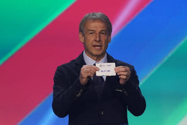 Jürgen Klinsmann (Deutschland) zieht Albanien aus dem Lostopf 3 bei der Auslosung der Qualifikationsgruppen zur Europameisterschaft 2024 in der Frankfurter Festhalle - Frankfurt 09.10.2022: EURO2024 Qualifying Draw EM 2024 Auslosung der Qualifikationsgruppen, Festhalle Frankfurt